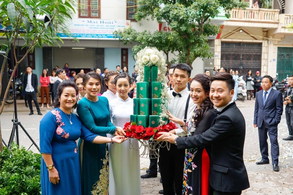 co-gai-thoi-tiet-mai-ngoc-thay-2-bo-ao-dai-trong-le-an-hoi-9