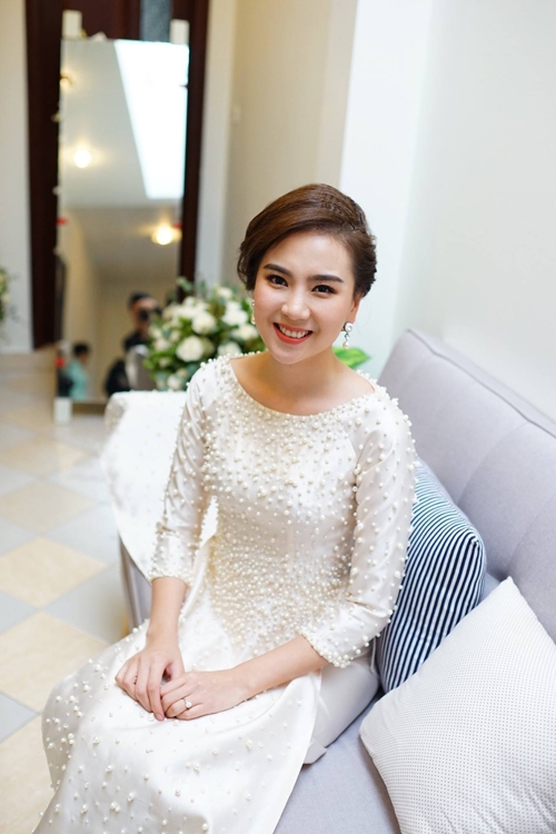 mc-mai-ngoc-dien-ao-dai-dinh-2000-vien-ngoc-trai-trong-le-an-hoi-13