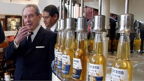 Tỷ phú chia tiền cho... cả làng, mỗi người 2,5 triệu USD ảnh 1