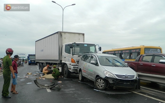 Cô gái trẻ tử vong sau tai nạn liên hoàn, quốc lộ 1A bị ách tắc hàng giờ - Ảnh 1.