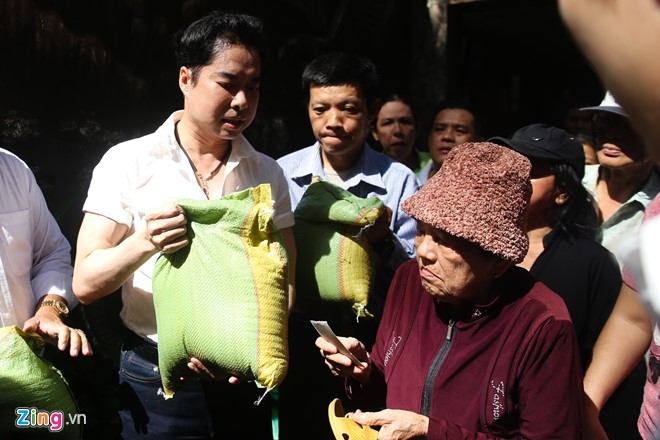 Ngoc Son phat 5 tan gao va tien cho nguoi ngheo tai biet thu hinh anh 4