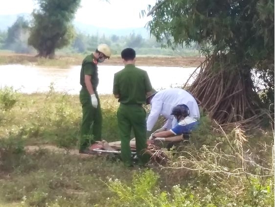 Cơ quan chức năng tiến hành khám nghiệm hiện trường, khám nghiệm tử thi