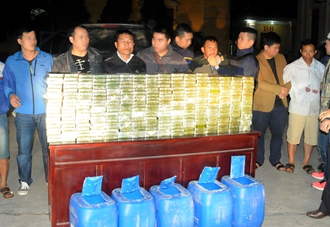 Chiec Fortuner cho 300 banh heroin dam thang vao xe canh sat hinh anh 2