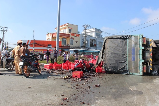 Hang tram ket bia de 2 nguoi di xe may hinh anh 1