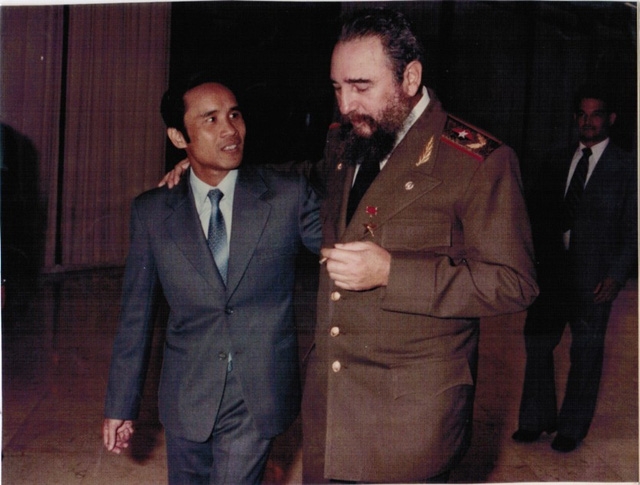 Ông Nguyễn Đình Bin và Lãnh tụ Cuba Fidel Castro.