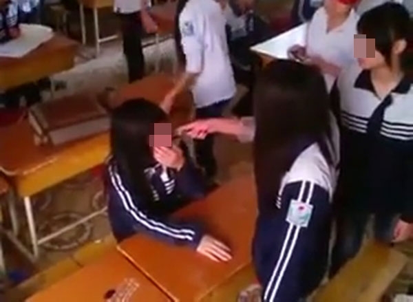 Một vụ nữ sinh đánh hội đồng bạn học.