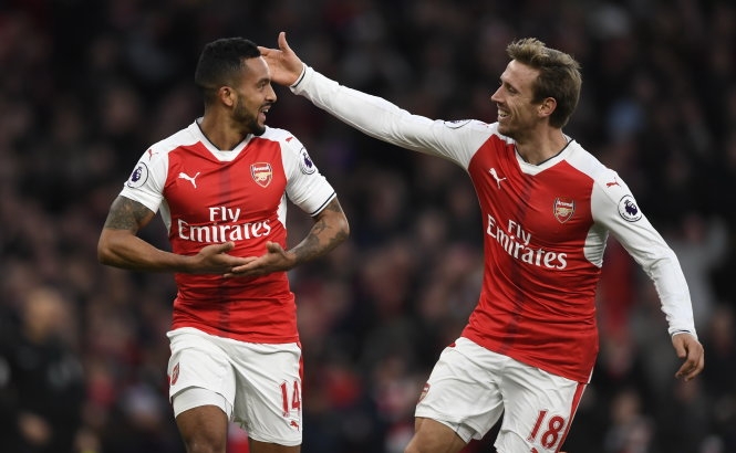 ​Sanchez lập cú đúp, Arsenal bám sát nhóm dẫn đầu