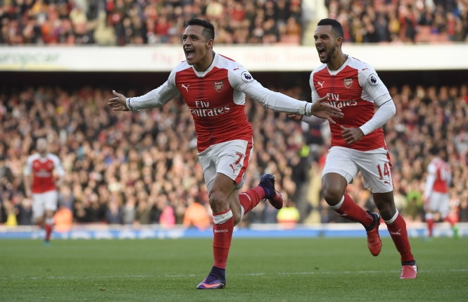 ​Sanchez lập cú đúp, Arsenal bám sát nhóm dẫn đầu