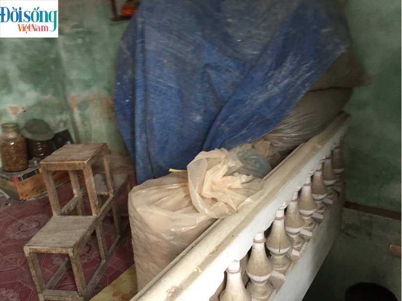 Khothuốctrêntầng 2 cóvàibaothuốclácâybámđầybụi.