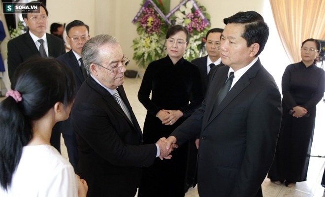 Bí thư Đinh La Thăng cùng lãnh đạo TP.HCM viếng lãnh tụ Fidel Castro - Ảnh 2.