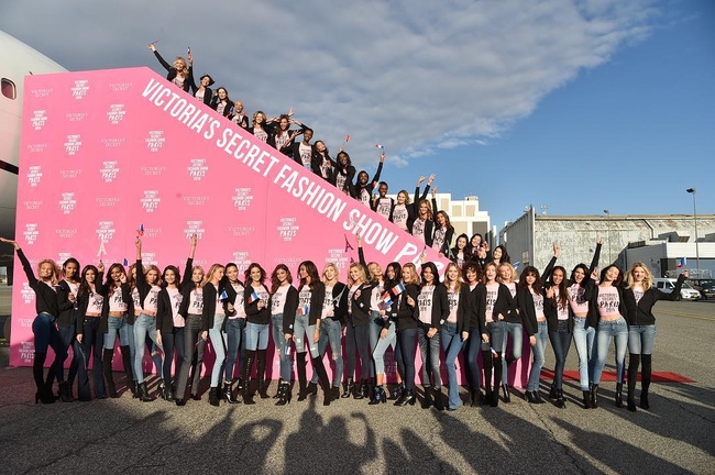 Dàn thiên thần Victorias Secret tưng bừng lên đường sang Paris chuẩn bị cho VSFS 2016 - Ảnh 1.