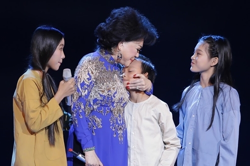 Giao Linh ôm hôn Hồ Văn Cường, con nuôi Phi Nhung, đồng thời là cháu nuôi bà. Danh ca tâm sự liveshow của bà n