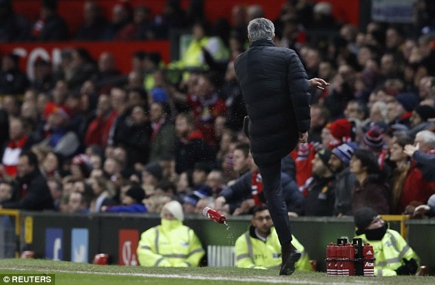 Mourinho bỏ họp báo sau khi bị đuổi lên khán đài - Ảnh 2.