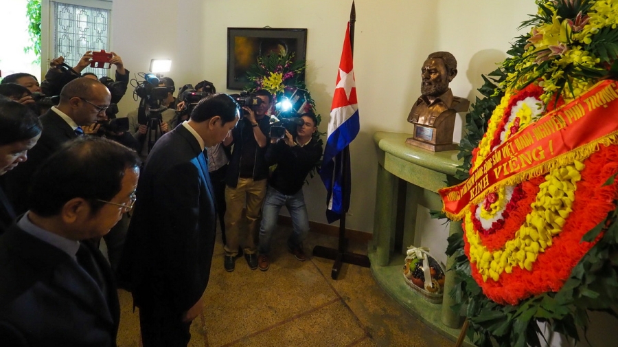 Người Hà Nội xếp hàng dài viếng Chủ tịch Fidel Castro 