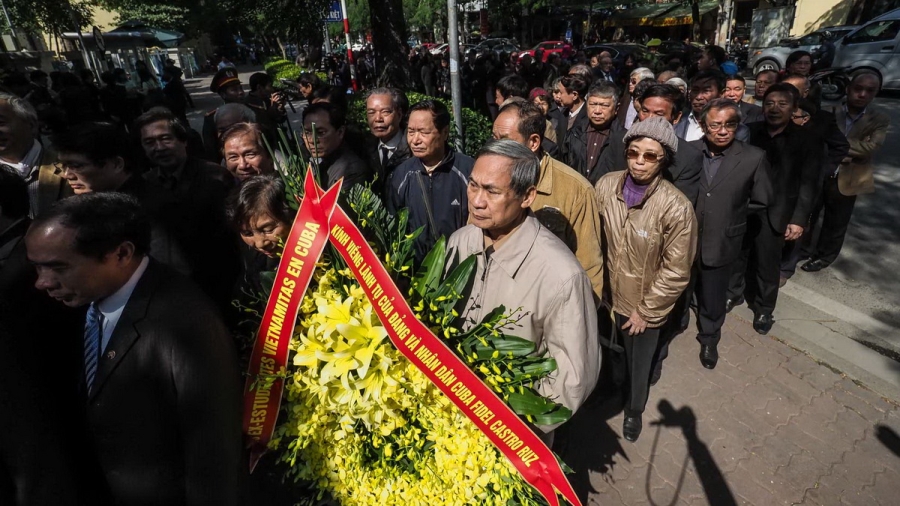 Người Hà Nội xếp hàng dài viếng Chủ tịch Fidel Castro 