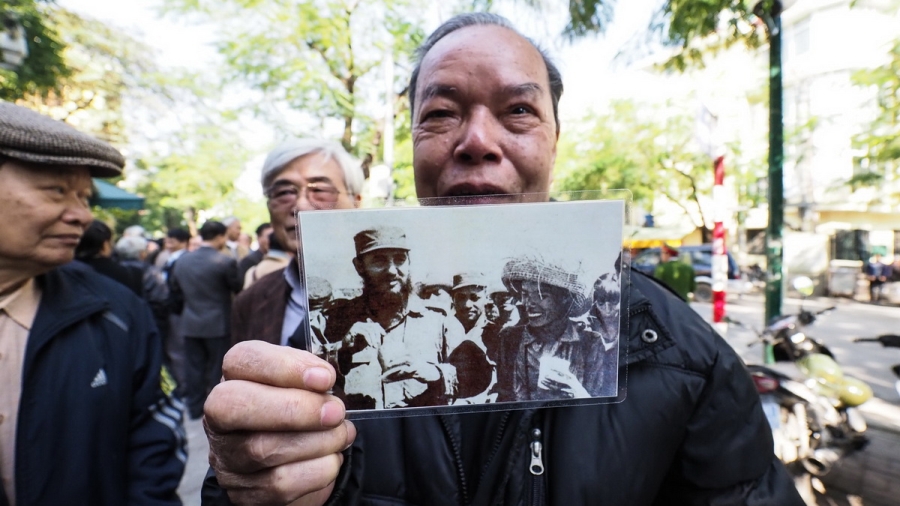 Người Hà Nội xếp hàng dài viếng Chủ tịch Fidel Castro 