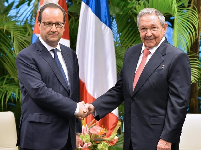 Tổng thống Pháp Francois Hollande (trái) và Chủ tịch Cuba Raul Castro trong cuộc gặp vào năm 2015 tại Cuba (Ảnh: Getty)