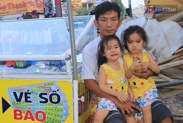Vợ bỏ đi, người cha bệnh tật nhọc nhằn nuôi 2 bé gái sinh đôi xinh như thiên thần - Ảnh 3.