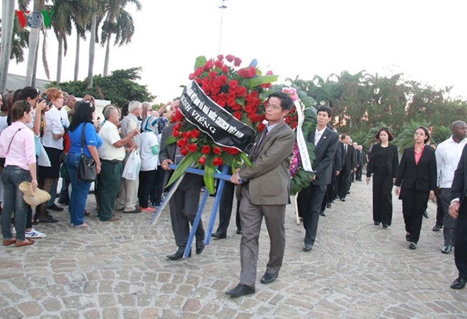 Chu tich Quoc hoi vieng lanh tu Fidel Castro o Havana hinh anh 1