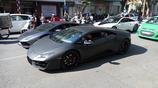 Lamborghini Huracan LP610-4 ngoài cùng bên trái, kế bên là Huracan LP580-2 đen nhám. Phía sau còn có BMW i8.
