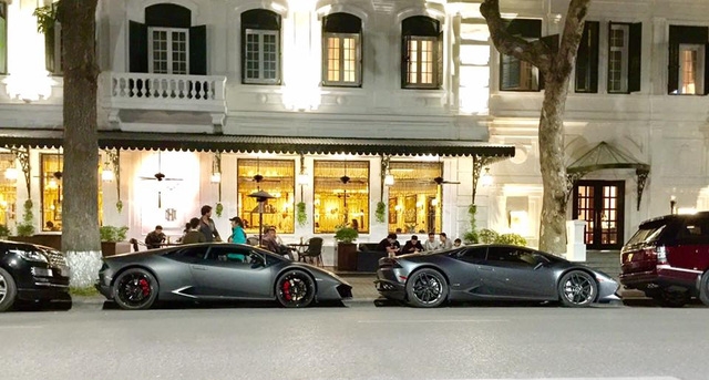 Cặp đôi Lamborghini Huracan xuất hiện trên phố cùng nhau với hai gã vệ sỹ Range Rover chốt đầu và đuôi. Trong đó chiếc dẫn đầu là bản SVAutobiography với ngoại thất hai màu đỏ mận-đen.