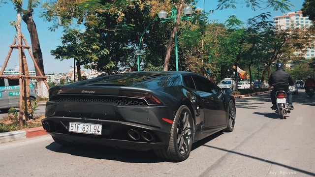 Siêu xe Lamborghini Huracan LP610-4 thả dáng trên các con phố Hà thành.