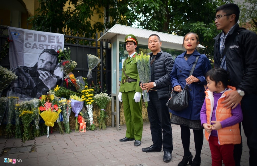 Nguoi dan ong My mang anh Fidel Castro di vieng vi nguong mo hinh anh 3