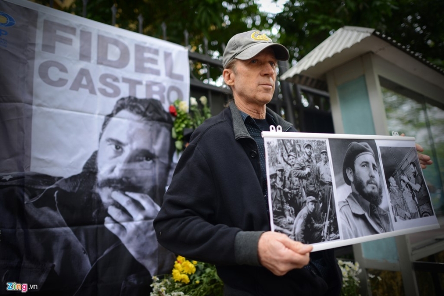 Nguoi dan ong My mang anh Fidel Castro di vieng vi nguong mo hinh anh 5