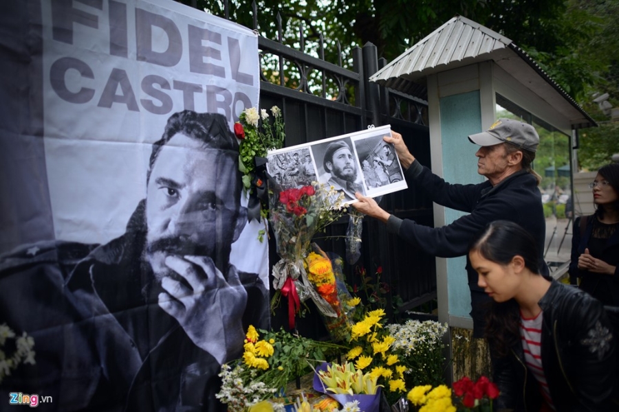 Nguoi dan ong My mang anh Fidel Castro di vieng vi nguong mo hinh anh 6