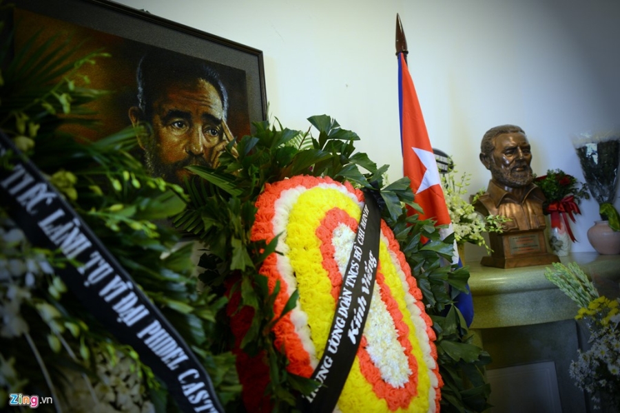 Nguoi dan ong My mang anh Fidel Castro di vieng vi nguong mo hinh anh 7