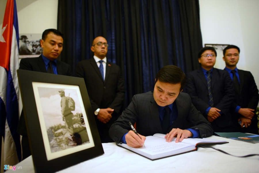 Nguoi dan ong My mang anh Fidel Castro di vieng vi nguong mo hinh anh 16