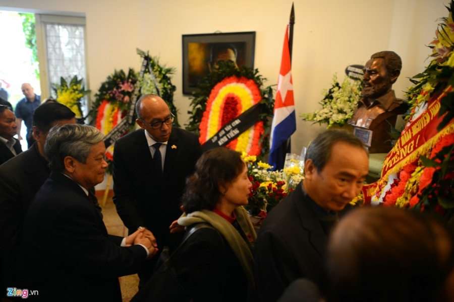 Nguoi dan ong My mang anh Fidel Castro di vieng vi nguong mo hinh anh 17