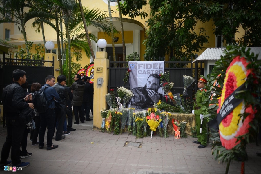 Nguoi dan ong My mang anh Fidel Castro di vieng vi nguong mo hinh anh 18