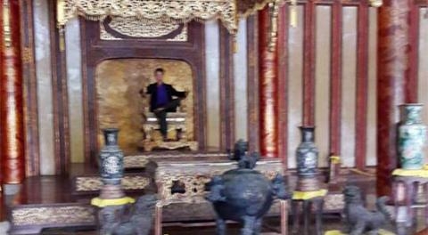 Su that du khach ngoi len ngai vang nha Nguyen