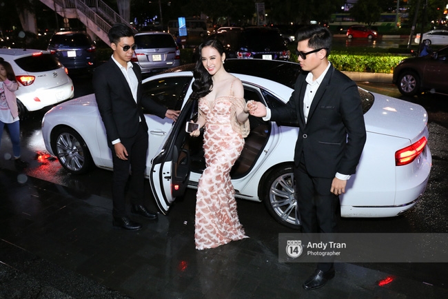 Angela Phương Trinh làm lố khi đem theo cả chục vệ sĩ hộ tống - Ảnh 2.
