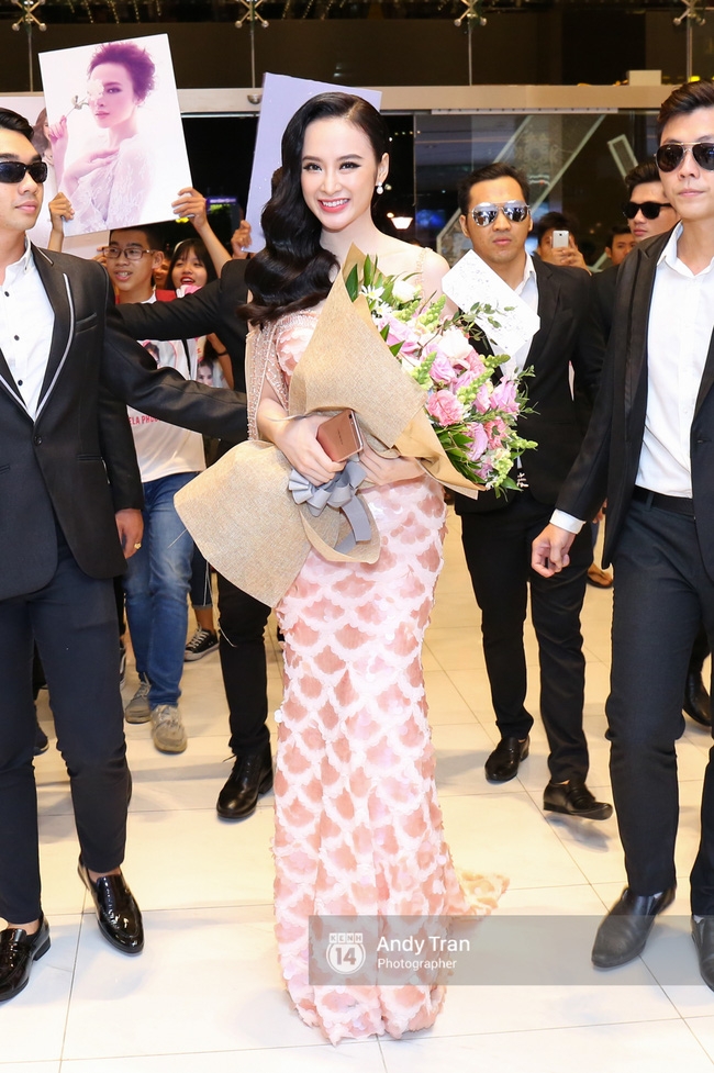 Angela Phương Trinh làm lố khi đem theo cả chục vệ sĩ hộ tống - Ảnh 3.