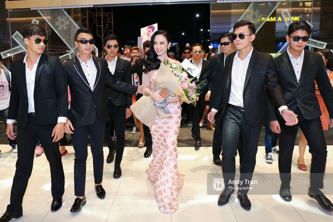 Angela Phương Trinh làm lố khi đem theo cả chục vệ sĩ hộ tống - Ảnh 4.