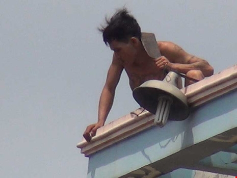 Kinh hoàng sống cạnh người ‘ngáo đá’ - ảnh 1