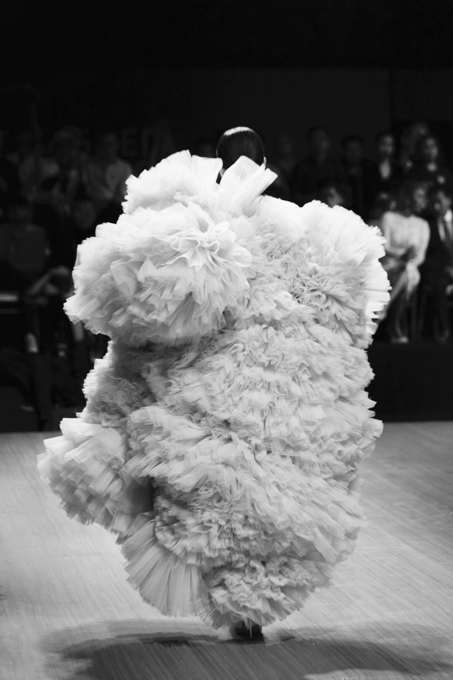 Nhung khoanh khac dep ma mi phia sau san catwalk hinh anh 2