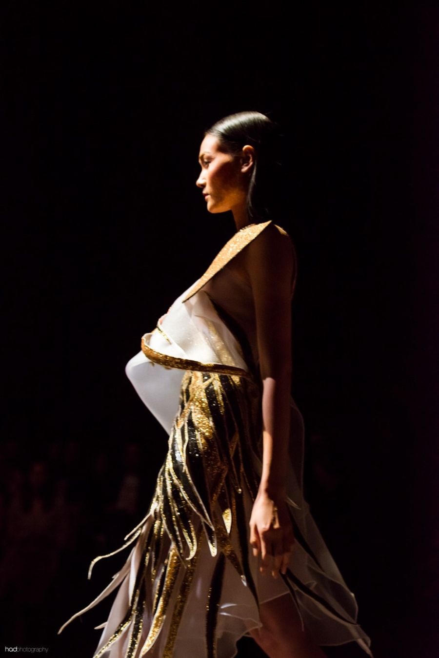 Nhung khoanh khac dep ma mi phia sau san catwalk hinh anh 7