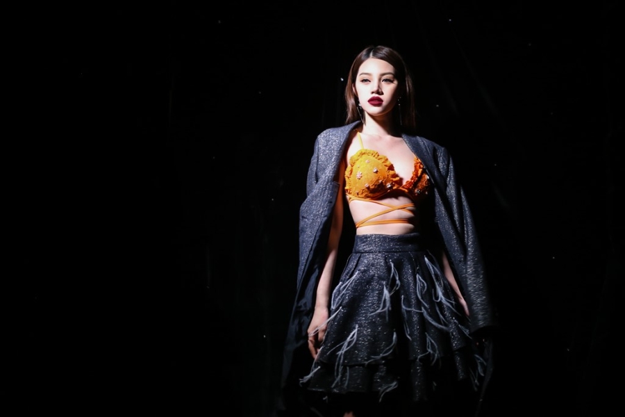 Nhung khoanh khac dep ma mi phia sau san catwalk hinh anh 10