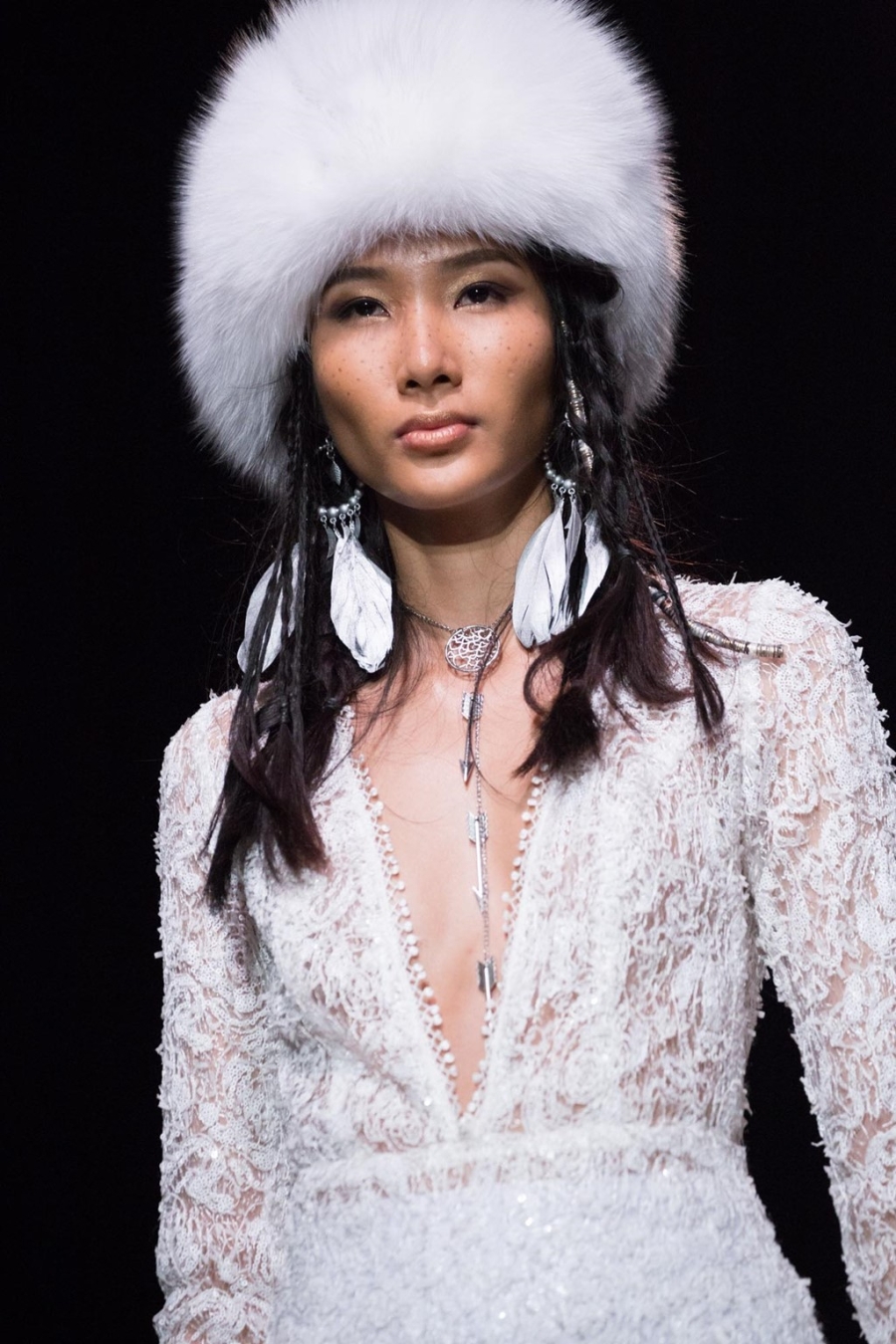 Nhung khoanh khac dep ma mi phia sau san catwalk hinh anh 15