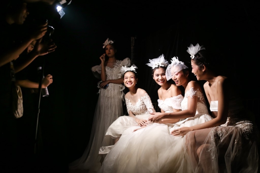 Nhung khoanh khac dep ma mi phia sau san catwalk hinh anh 18
