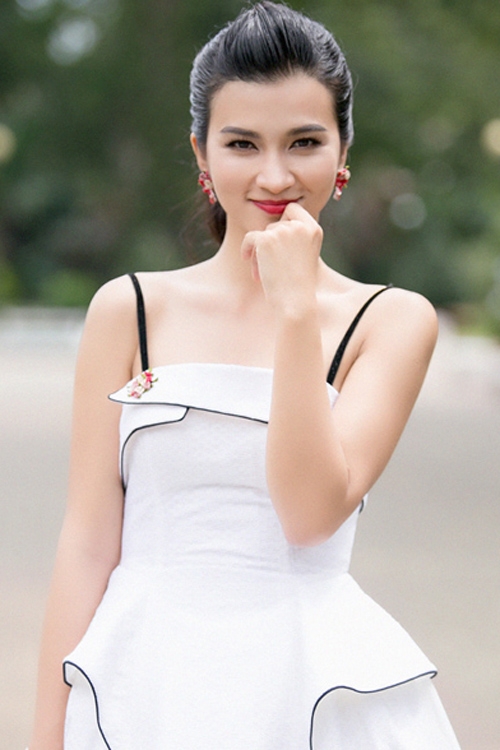 Kim Tuyến ngọt ngào, trẻ trung với son môi đỏ tươi tắn và đôi mắt viền mảnh.
