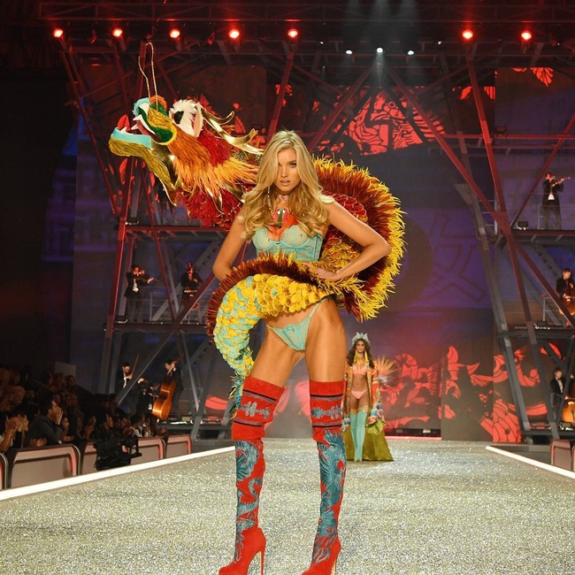 Chiêm ngưỡng loạt hình ảnh nóng bỏng tay trong Victorias Secret Fashion Show 2016! - Ảnh 8.