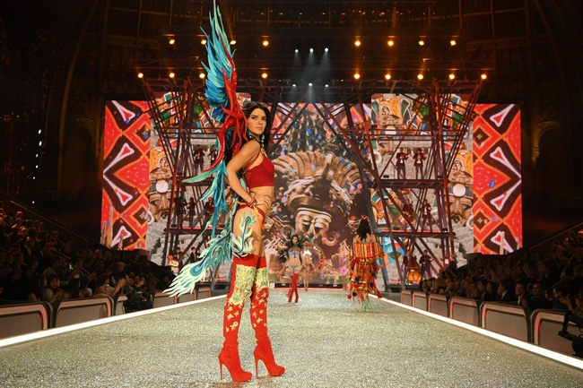 Chiêm ngưỡng loạt hình ảnh nóng bỏng tay trong Victorias Secret Fashion Show 2016! - Ảnh 10.