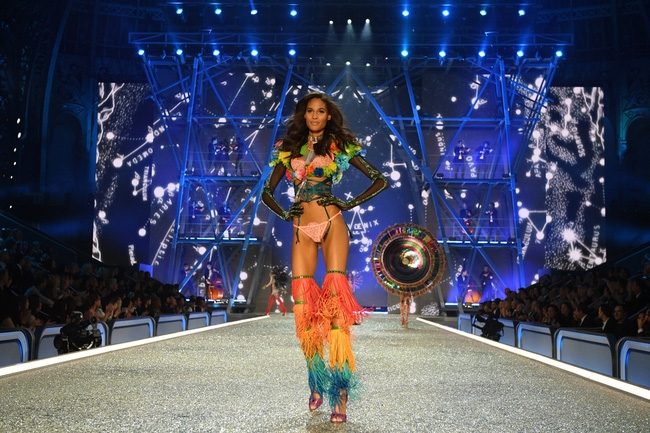 Chiêm ngưỡng loạt hình ảnh nóng bỏng tay trong Victorias Secret Fashion Show 2016! - Ảnh 14.