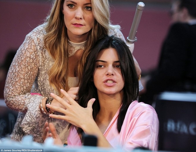 Dan mau mac tre nai o hau truong Victoria's Secret Show 2016 hinh anh 2
