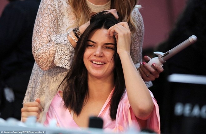 Dan mau mac tre nai o hau truong Victoria's Secret Show 2016 hinh anh 3