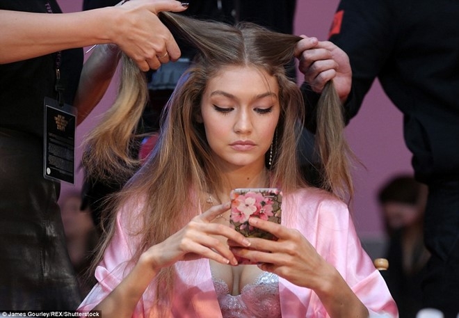 Dan mau mac tre nai o hau truong Victoria's Secret Show 2016 hinh anh 4